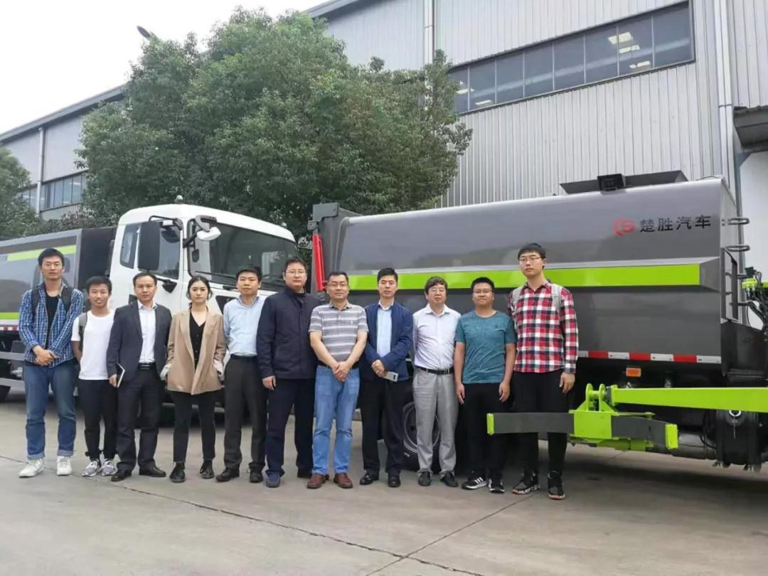 驚艷！“智能機(jī)械臂”自裝卸式垃圾車震撼問世